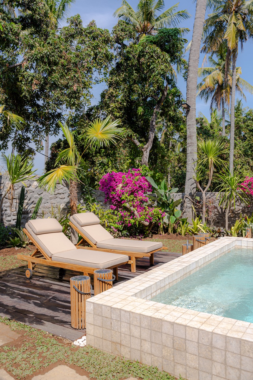 Villa Gaya Pool Chairs Vertical